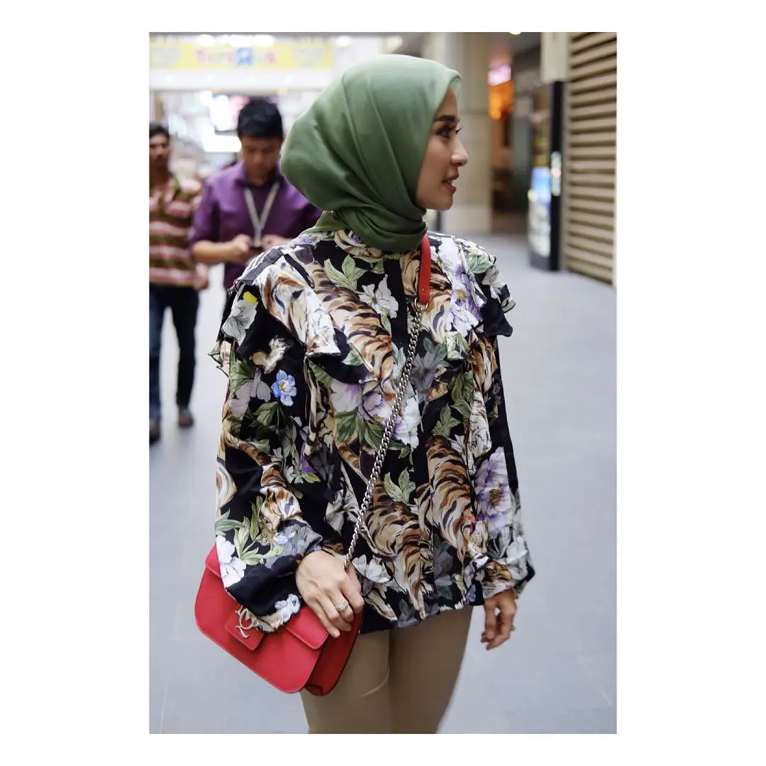 Mix and match hijab ala Laudya Cynthia Bella. (sumber foto: @laudyacynthiabella/instagram)