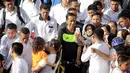 Presiden RI, Joko Widodo bersepeda di Hari Bebas Kendaraan Bermotor di kawasan Bundaran Hotel Indonesia, Minggu (11/1/2015). Tampak salah satu warga berfoto bersama Presiden Jokowi. (Liputan6.com/Faizal Fanani)