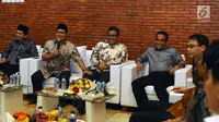 Ketua Umum PKB, Muhaimin Iskandar (kedua kiri) saat melakukan pertemuan dengan tokoh lintas agama dan partai di Jakarta, Selasa (23/5). Pertemuan membahas masalah kebangsaan menuju Indonesia yang damai. (Liputan6.com/Helmi Fithriansyah)