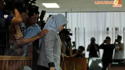 [FOTO] Divonis 4 Tahun, Chairunnisa Tertunduk & Menangis