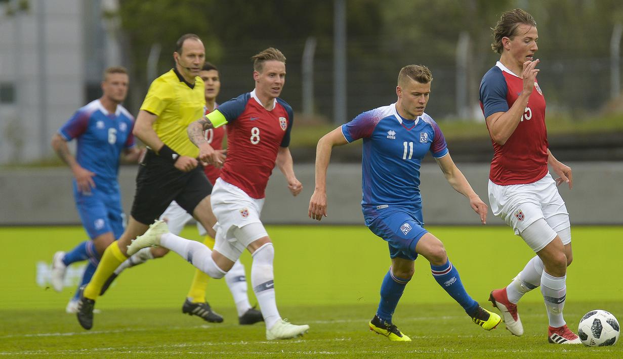 Aksi pemain Islandia, Alfred Finnbogason membayangi pemain Norwegia, Sander Berge (kanan) pada laga uji coba di Reykjavik, Islandia, (2/6/2018). Islandia kalah dari Norwegia 2-3. (AFP/Haraldur Gudjonsson)