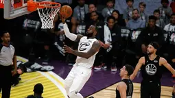 Pemain LeBron James, LeBron James memasukkan bola saat timnya bertanding dengan tim Stephen dalam pertandingan basket NBA All Star di Los Angeles, Amerika Serikat, Minggu (18/2). LeBron James meraih Most Valuable Player (MVP). (AP Photo/Alex Gallardo)