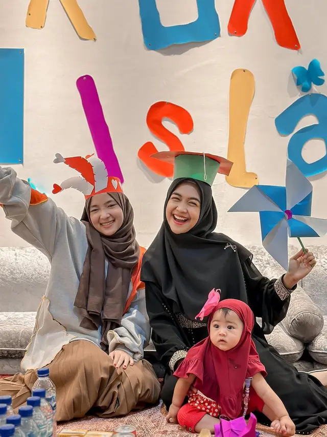 6 Momen Nissa Sabyan Momong Baby Moana Anak Ria Ricis, Terlihat Santai