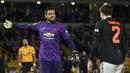 Kiper Manchester United, Sergio Romero, berbincang dengan Victor Lindelof saat melawan Wolverhampton Wanderers, Romain Saiss, pada laga Piala FA di Stadion Molineux, Sabtu (4/1/2020). Kedua tim bermain imbang 0-0. (AP/Rui Vieira)