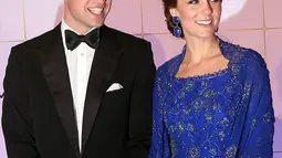 Pangeran William dan Kate Middleton berpose ketika menghadiri acara amal di Taj Palace Hotel, Mumbai, India, Minggu (10/4). Penampilan Kate dipercantik dengan anting-anting karya desainer India senilai sekitar Rp 46 juta. (REUTERS/Divyakant Solanki/Pool)