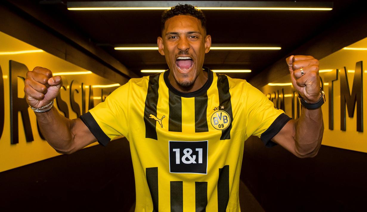 Borussia Dortmund baru saja mendatangkan Sebastien Haller dari Ajax Amsterdam menjelang bergulirnya musim 2022/2023. Tentunya menarik untuk menanti debut pemain yang baru saja sukses menjalani operasi tumor testis ini. Mampukah ia tampil moncer dengan langsung mencetak gol bagi Borussia Dortmund di laga pertamanya nanti dan bergabung dengan barisan 5 pendahulunya berikut ini? Tunggu tanggal mainnya. (bvb.de)