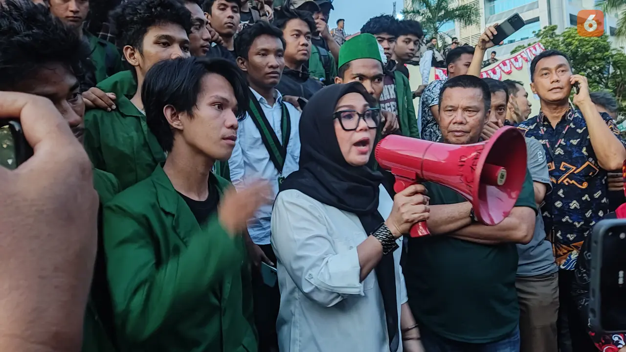 Ketua DPRD Sulsel Ina Kartika Sari saat menerima aspirasi massa aksi (Liputan6.com/Fauzan)