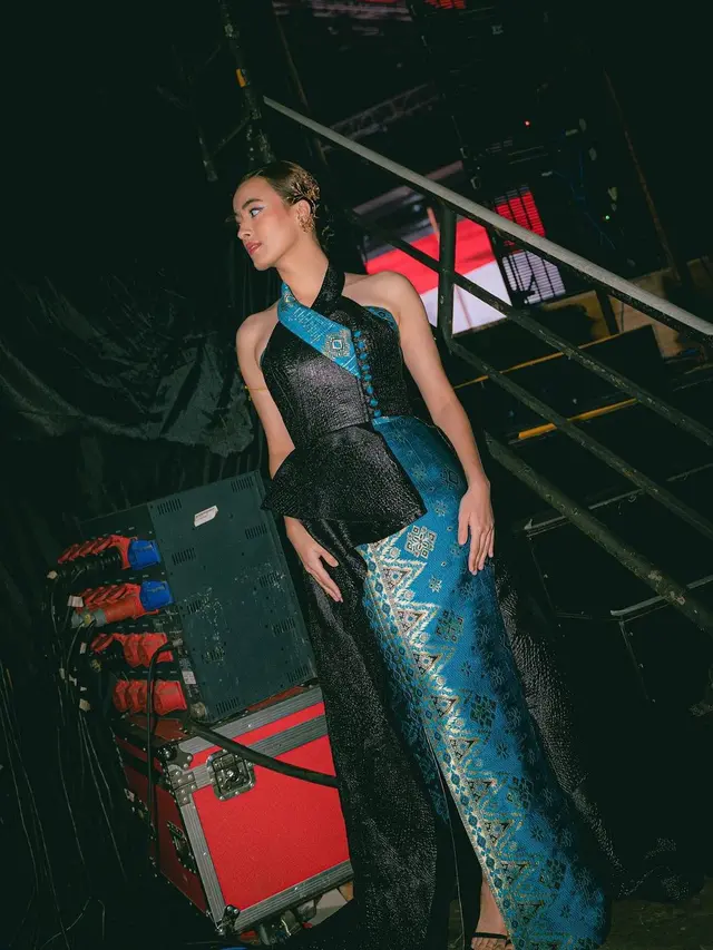 Gaun Batik Warna Biru dan Hitam