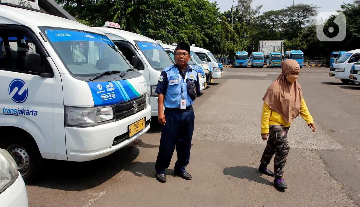 "JakLingko itu sistem pembayarannya. Sedangkan Mikrotrans itu mobilnya. Ibarat gedung itu Balai
Kota, terus ada Blok G. Terus apa iya saya mau ubah Blok G jadi Balai Kota?" kata Heru. (Liputan6.com/Johan Tallo)