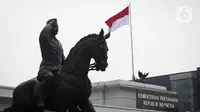 Patung Presiden ke-1 RI Soekarno terpajang di Gedung Kementerian Pertahanan, Jakarta, Minggu (6/6/2021). Menteri Pertahanan Prabowo Subianto mengungkapkan, patung Soekarno yang menunggangi kuda tersebut dilatarbelakangi peristiwa 5 Oktober 1946. (Liputan6.com/Faizal Fanani)