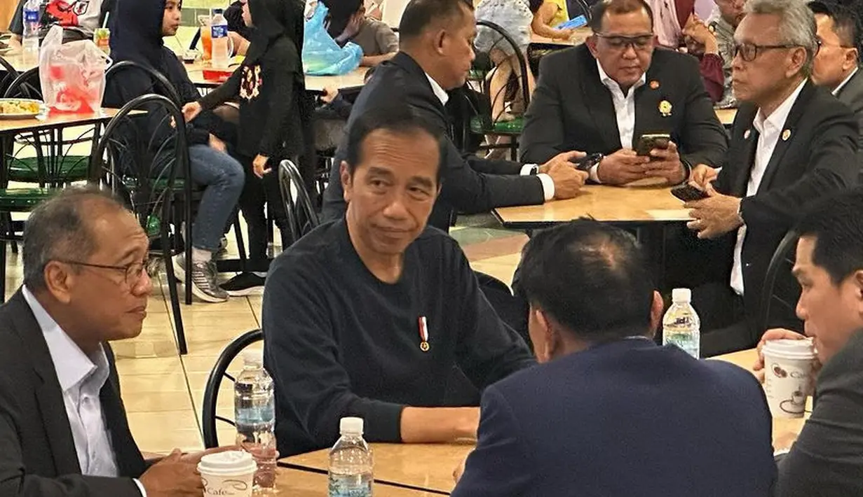 Jokowi duduk di foodcourt dengan atasan kaos lengan panjang warna hitam dan menyematkan pin kenegarannya. [@faiqairudin]