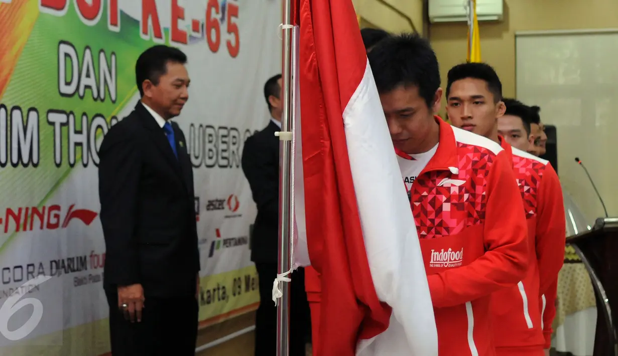 Kapten tim Thomas Indonesia, Hendra Setiawan mencium bendera Merah Putih saat upacara pelepasan di Pelatnas PBSI, Jakarta, Senin (9/5/2016). Piala Thomas dan Uber akan dihelat di Kunshan, Tiongkok, 15-22 Mei mendatang. (Liputan6.com/Helmi Fithriansyah)