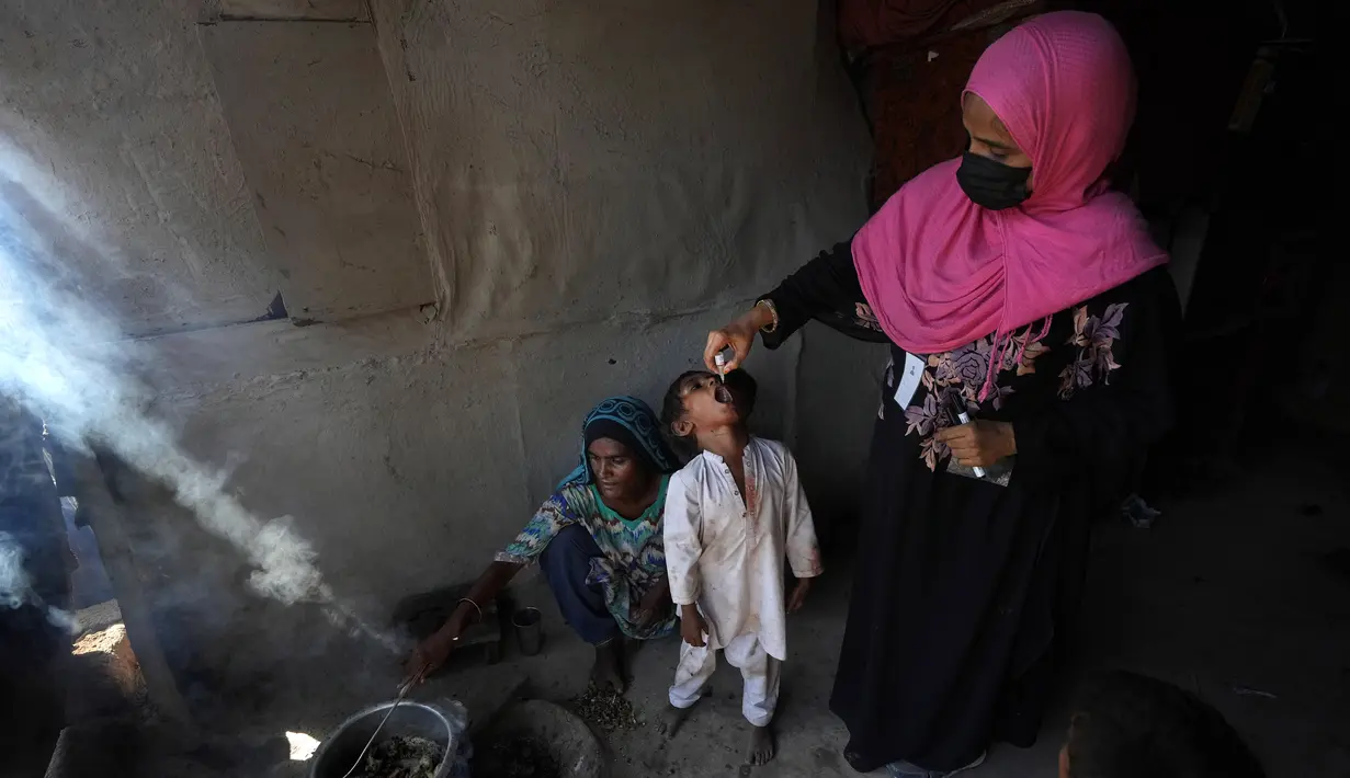 Pihak berwenang di salah satu provinsi di Pakistan menggunakan taktik baru yang kontroversial dalam upaya pemberantasan polio yang telah berlangsung selama puluhan tahun: penjara. (AP Photo/K.M. Chaudary)