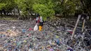 ECOTON juga mengajak masyarakat untuk berperan aktif menjaga kelestarian lingkungan, terutama ekosistem mangrove, dari ancaman sampah plastik dan kerusakan lingkungan lainnya. (Juni KRISWANTO/AFP)