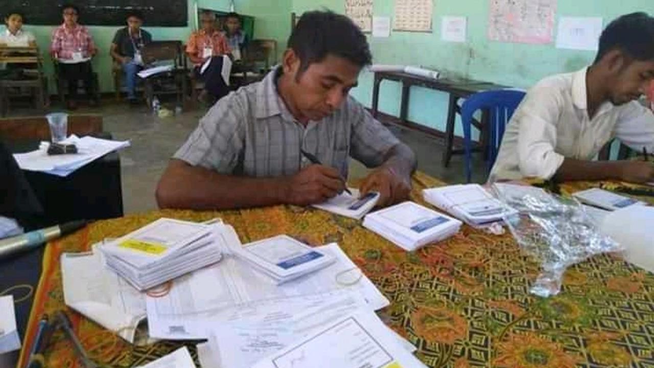Kasman Ola Samon nampak terus bekerja di TPS
