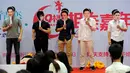 Beberapa peserta bermain games saat mengikuti acara perjodohan di Hangzhou, China timur, Minggu (29/5/2016). Acara yang diselenggarakan di Universitas Zhejiang ini menarik minat lebih dari 20.000 orang lajang. (STR/AFP)
