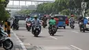 Sejumlah pengendara motor nekat melawan arah saat melintas kawasan Matraman, Jakarta, Rabu (2/5). Perilaku tersebut membahayakan pengendara lain dan juga diri sendiri. (Liputan6.com/Herman Zakharia)