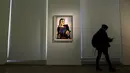 Pengunjung berjalan melewati lukisan berjudul Portrait de Dora Maar karya Pablo Picasso dalam pameran 'Guernica' di Museum Picasso, Paris, Prancis, Jumat (23/3). Pameran ini memperingati 80 tahun karya Pablo Picasso. (AP Photo/Christophe Ena)
