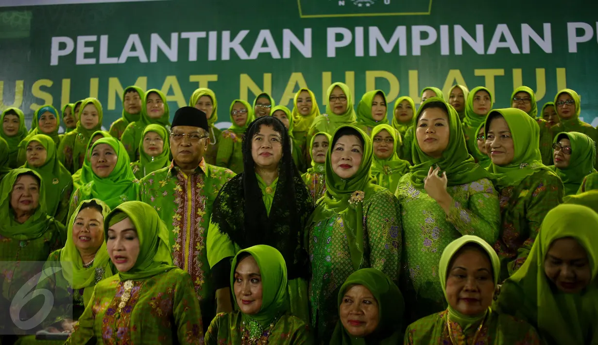 Menko PMK Puan Maharani foto bersama saat acara pelantikan pengurus pimpinan pusat Muslimat Nahdlatul Ulama dan peringatan Harlah Muslimat NU yang Ke 71 di Masjid Istiqlal, Jakarta, Selasa (28/3). (Liputan6.com/Faizal Fanani)