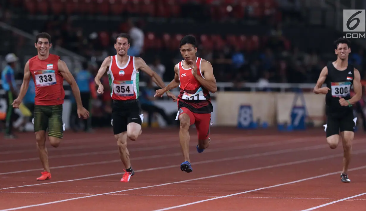 Atlet para-atletik Indonesia, Sapto Yogo Purnomo (ketiga kiri) saat laga lari nomor 100 meter T37 pria yang  digelar di Stadion GBK, Jakarta, Selasa (9/10). Ini menjadi medali emas kedua Sapto di Asian Para Games 2018. (Liputan6.com/Helmi Fithriansyah)