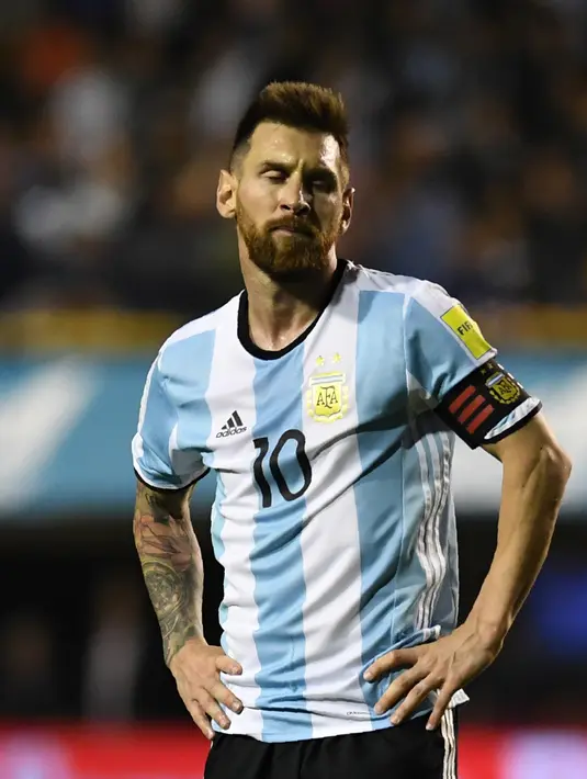 Ekspresi Lionel Messi usai gagal raih kemenangan untuk Argentina dalam pertandingan kualifikasi Piala Dunia 2018 di Buenos Aires, Argentina (5/10). Argentina sejuah ini masih berada di peringkat enam atau di luar zona play-off.(AFP Photo/Eitan Abramovich)