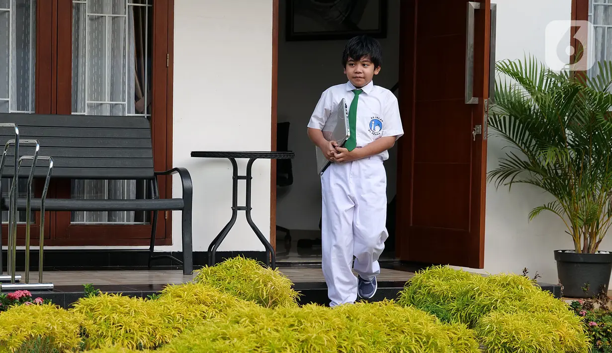 Siswa SD Islam Al Azhar 4 Muhammad Risyad (10) bersiap mengikuti kegiatan belajar mengajar secara daring dari kediamannya di Bintaro, Jakarta, Senin (13/7/2020). Memasuki tahun ajaran baru, kegiatan belajar mengajar diawali dengan perkenalan para siswa. (Liputan6.com/Herman Zakharia)