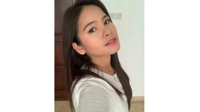 Meski sudah lebih sepuluh tahun ia tak muncul di layar televisi Tanah Air, penampilannya tak banyak berubah. Ia semakin cantik dan memesona.