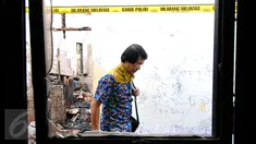 Ketua Komnas Perlindungan Anak Seto Mulyadi, yang akrab disapa Kak Seto saat berada di kantor Komisi Nasional Perlindungan Anak (Komnas PA) yang terbakar 28 Juni lalu, di kawasan Pasar Rebo, Jakarta, Senin (29/6/2015). (Liputan6.com/Yoppy Renato)