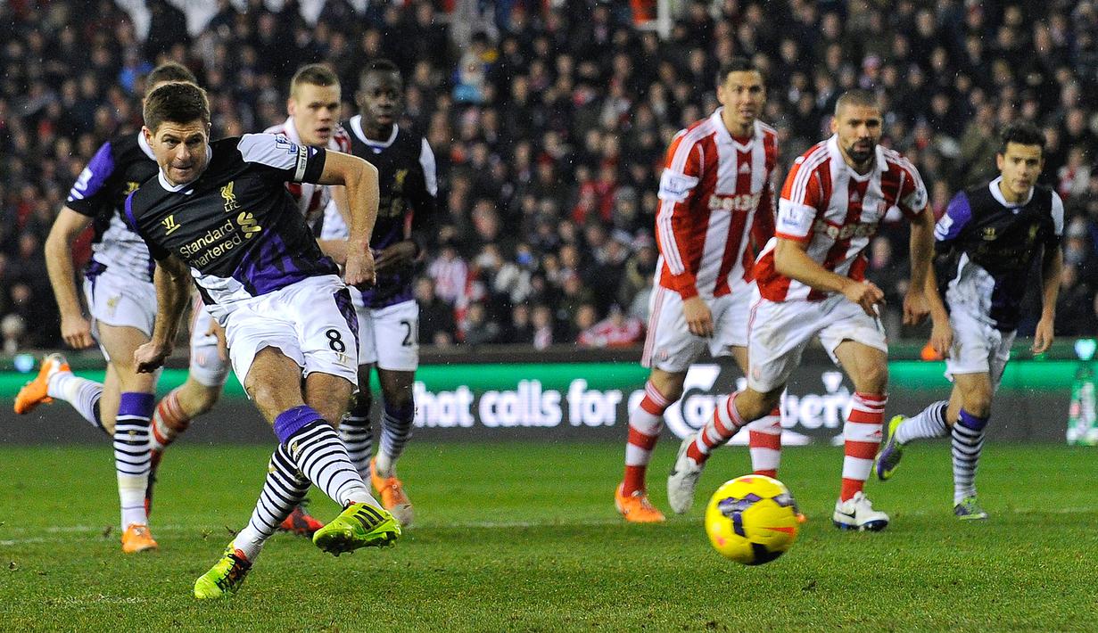 Steven Gerrard. Saat memperkuat Liverpool, Steven Gerrard berhasil mencetak 9 gol dari eksekusi penalti pada tahun 2014. Ia berhasil menyamai raihan yang dibukukan Matthew Le Tissier, gelandang serang yang memperkuat Southampton pada tahun 1994. (AFP/Andrew Yates)