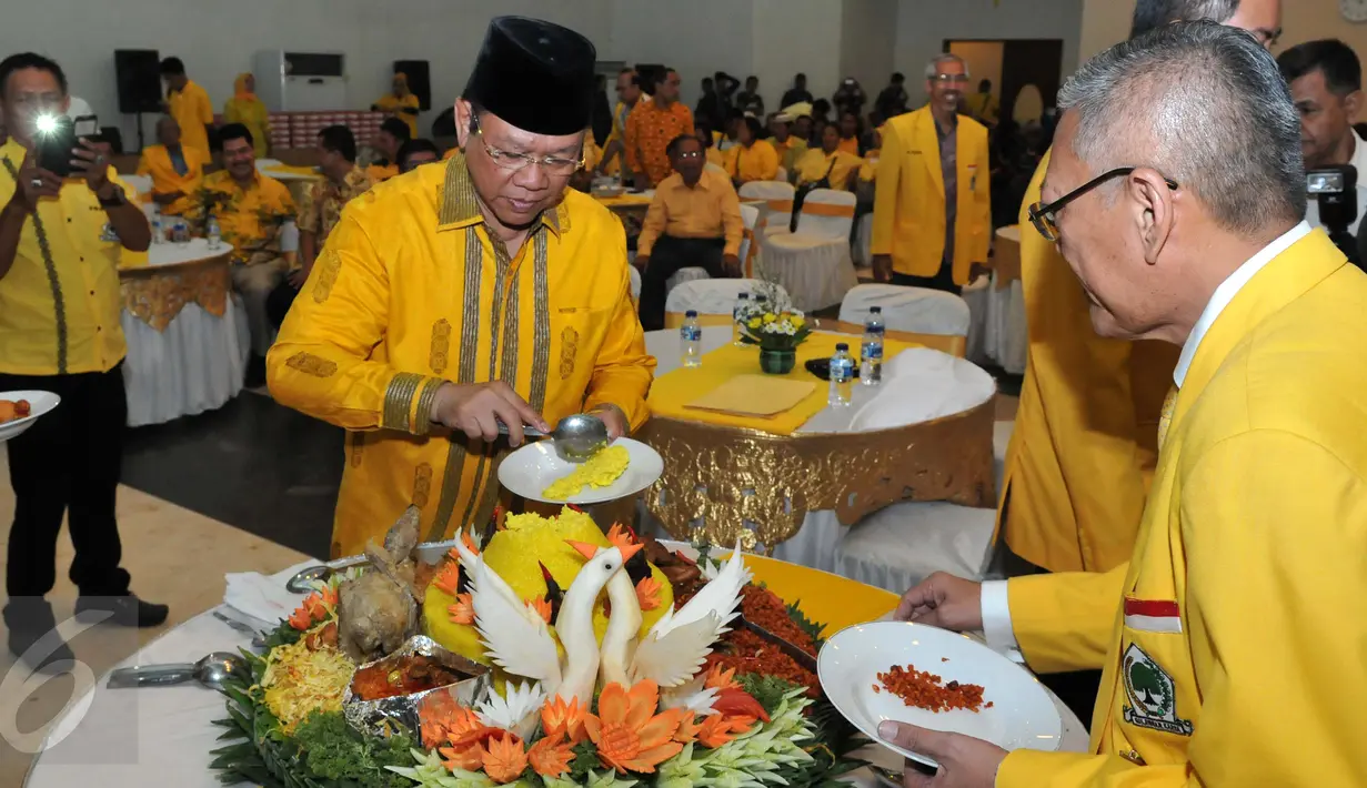 Ketua Umum Partai Golkar versi Munas Ancol, Agung Laksono saat syukuran HUT Partai Golkar ke-51 di Palmerah, Jakarta, Selasa (20/10/2015). Pada perayaan kali ini, Golkar sedang menghadapi konflik dualisme internal. (Liputan6.com/Andrian M Tunay)