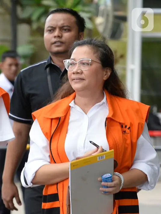 Asisten mantan Komisioner KPU Wahyu Setiawan, Agustiani Tio Fridelia saat akan menjalani pemeriksaan penyidik di Gedung KPK, Jakarta, Senin (27/1/2020). Fridelia diperiksa terkait kasus dugaan penerimaan hadiah atau janji penetapan anggota DPR Terpilih 2019-2024. (merdeka.com/Dwi Narwoko)