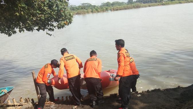 SAR gabungan mencari keberadaan bayi yang turut menjadi korban saat ibunya bunuh diri di Sungai Serayu. (Foto: Liputan6.com/Basarnas POS SAR Cilacap/Muhamad Ridlo)