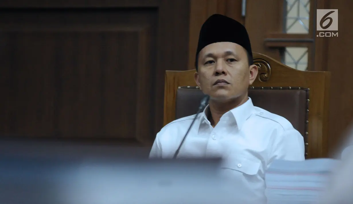 Bupati Lampung Tengah nonaktif, Mustafa menyimak keterangan saksi pada sidang lanjutan di Pengadilan Tipikor, Jakarta, Kamis (17/5). Sebelumnya, Mustafa didakwa menyuap beberapa anggota DPRD Lampung Tengah 2014-2019. (Liputan6.com/Helmi Fithriansyah)