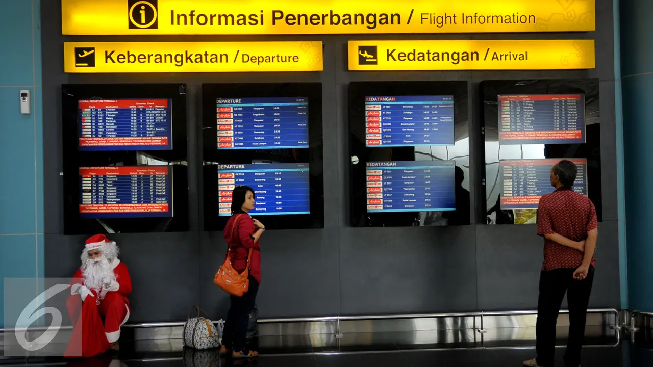 20151222-Jelang-Natal-Santa-Claus-Bagi-bagi-Coklat-Tangerang-FRS