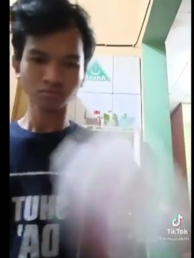 Pemuda Ini Bikin Trik Mudah Keluarkan Saus Sisa dari Botol, Perlu Dicoba