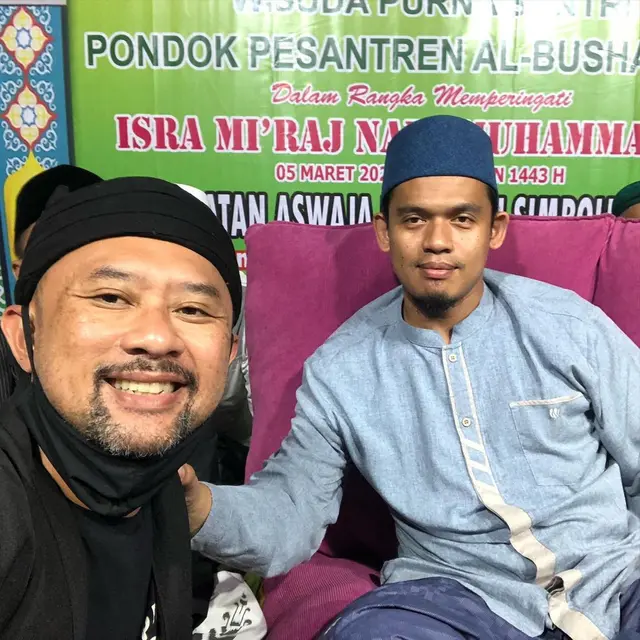 Aktif Ikut Kajian, Ini 6 Potret Ronal Surapradja yang Kini Makin Religius