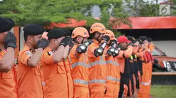 Kantor Pencarian dan Pertolongan (Basarnas) Gorontalo mengikuti apel gelar pasukan dan peralatan SAR di Kantor SAR Gorontalo, Senin (27/5/2019). Apel khusus secara interen ini merupakan langkah awal kesiapsiagaan personel dan peralatan SAR untuk pengamanan lebaran. (Liputan6.com/Arfandi Ibrahim)