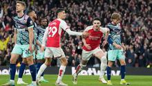 Pemain Arsenal Declan Rice (kanan tengah) melakukan selebrasi setelah mencetak gol pembuka saat pertandingan sepak bola Liga Premier Inggris melawan Brentford di Stadion Emirates, London, Inggris, Sabtu, 9 Maret 2024. (AP Photo/Frank Augstein)