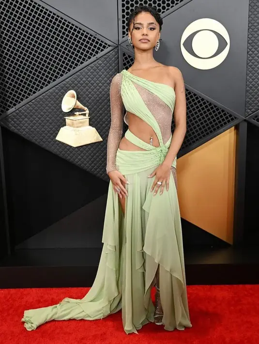 Penampilan Tyla juga tak boleh dilewatkan. Ia mengenakan sebuah custom dress; one-shoulder dalam warna pistachio, yang bertabur berlian Swarovski rancangan Versace. [Foto: Instagram/catwalkmodelsss]