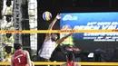 Pevoli Pantai Peringkat 1 Asia, Rachmawan melakukan Blocking smash pevoli Thailand Inkiew pada Kejuaraan Bola Voli Pantai ke-29 yang diadakan di Singapura, Rabu (30/9/2017) (Bola.com/Wong Foo Lam)