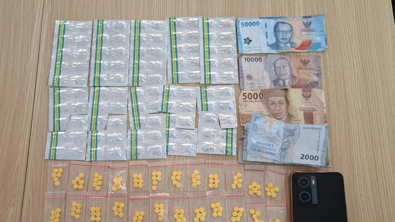 Sebuah warung kelontong, nekat menjual obat-obatan terlarang. Polisi menyita ratusan obat jenis Exymer dan Tramadol dari warung di Jalan Kecipir Raya Kelurahan Cibodasari, Kecamatan Cibodas, Kota Tangerang.
