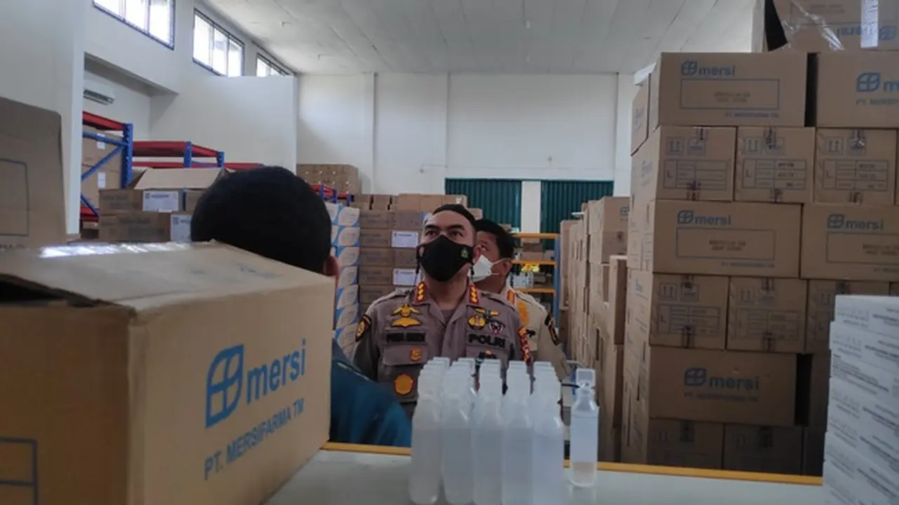 Kapolresta Pekanbaru Kombes Pria Budi saat meninjau stok obat di instalasi farmasi Pemko Pekanbaru sebagai persiapan menghadapi gelombang ketiga Covid-19.