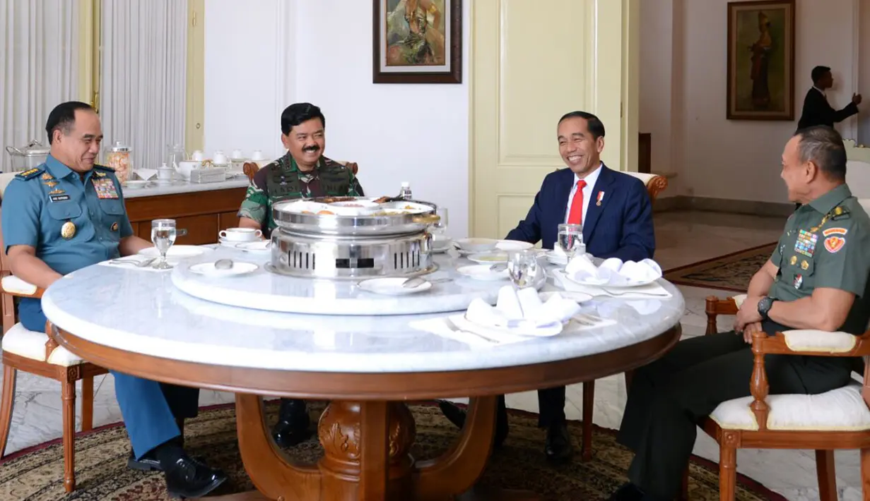 Presiden Joko Widodo (Jokowi) bersama Panglima TNI Marsekal TNI Hadi Tjahjanto (kedua kiri), KSAL Laksamana TNI Ade Supandi dan KSAD Jenderal TNI Mulyono santap siang bersama di Ruang Keluarga Gedung Induk Istana Bogor, Kamis (14/12). (dok. Setpres)