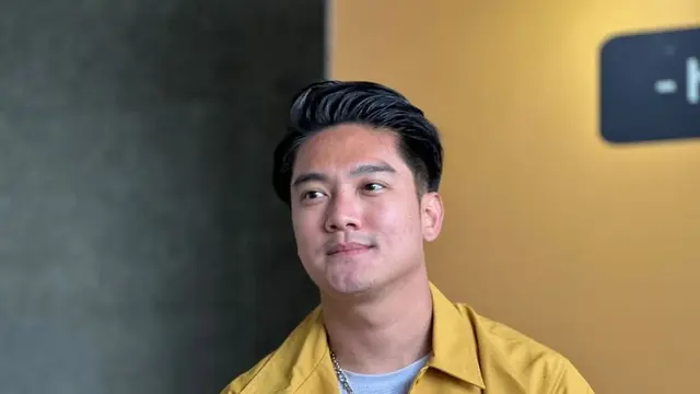 Boy William Menceritakan tentang Kondisi Telinga Sebelah Kiri yang Tidak Berfungsi Sama Sekali. Boy Mengalami Tuli atau Budek Sejak Kecil. Namun, Dia Tidak Tahu Penyebab Bisa Mengalami Gangguan Pendengaran (Aditya Eka Prawira/Liputan6.com)