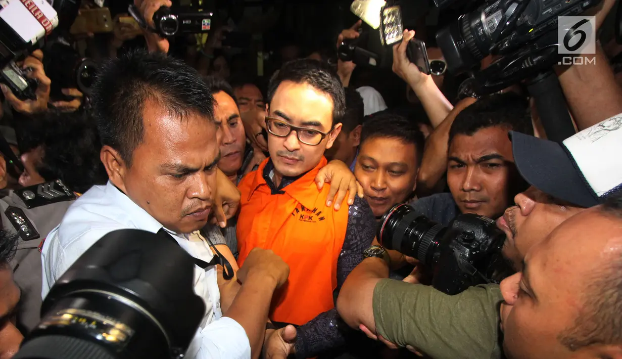 Tersangka Gubernur Jambi Zumi Zola usai menjalani pemeriksan di Gedung KPK, Jakarta, Senin (9/4). Zumi Zola memilih bungkam saat keluar dari Gedung KPK. (Merdeka.com/Dwi Narwoko)