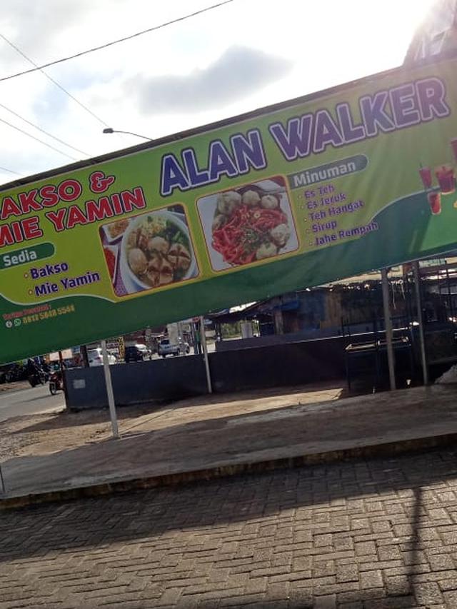 6 Spanduk Jualan Terinspirasi dari Penyanyi Ini Bikin Geleng Kepala