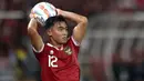 Pemain Timnas Indonesia, Pratama Arhan melakukan lemparan ke dalam pada laga FIFA Matchday melawan Argentina yang berlangsung di Stadion Utama Gelora Bung Karno (SUGBK), Senayan, Jakarta, Senin (19/06/2023). (Bola.com/Bagaskara Lazuardi)