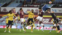 Kiper Aston Villa Pepe Reina (kanan) melakukan aksi penyelamatan saat menghadapi Arsenal pada pertandingan Liga Premier Inggris di Villa Park, Birmingham, Inggris, Selasa (21/7/2020). Aston Villa menang 1-0. (AP Photo/Shaun Botterill, Pool)