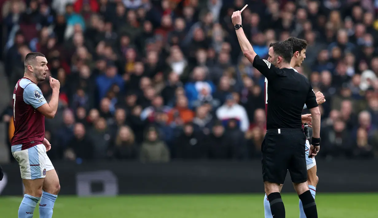 Wasit Chris Kavanagh memberi kartu merah langsung kepada kapten tim Aston Villa, John McGinn akibat pelanggaran keras terhadap bek Tottenham Hotspur, Destiny Udogie pada laga pekan ke-28 Premier League 2023/2024 di Villa Park, Birmingham, Minggu (10/3/2024). (AFP/Darren Staples)