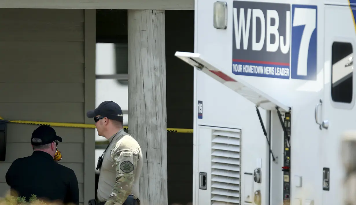 Mobil WDJB terlihat di lokasi penembakan di luar Bridgewater Plaza, Virginia, Rabu (26/8). Dua jurnalis stasiun televisi WDBJ, Alison parker dan Adam Ward tewas ditembak mantan reporternya saat siaran langsung. (REUTERS/Chris Keane)